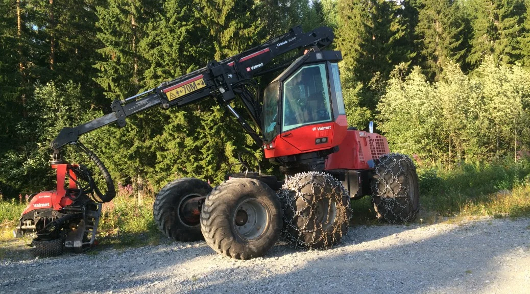 Komatsu skogsmaskin på skogsväg i Östavall